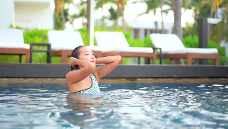 Schöne-Asiatische-Frau,-Die-Einen-Erfrischenden-Swimmingpool-Genießt