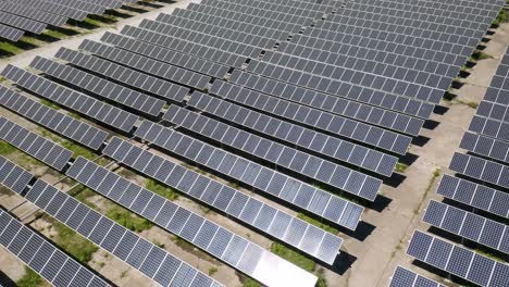 Der-Sockel-Zeigt-Tausende-Von-Solarmodulen-Auf-Einer-Sauberen-Energiefarm,-Um-Die-Nahe-Gelegene-Stadt-Mit-Strom-Zu-Versorgen