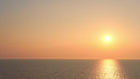 Fabelhafter-Sonnenuntergang-über-Dem-Großen,-Weiten-Ozean