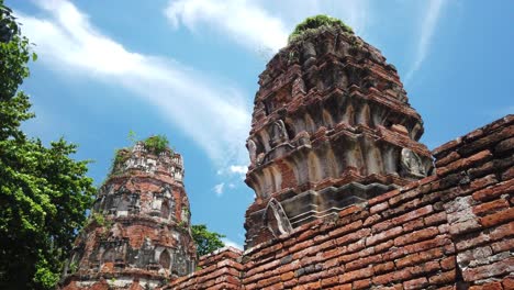 Tiro-Estático:-Templo-Budista-En-La-Antigua-Ciudad-Histórica-De-Ayutthaya-Tailandia-Con-árboles-Renunciando