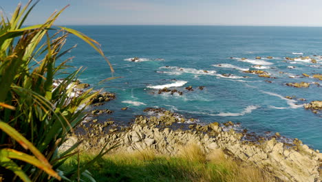 Dolly-Aufnahme-Mit-Wunderschönen-Meereswellen,-Die-In-Neuseeland-Gegen-Felsen-Prallen