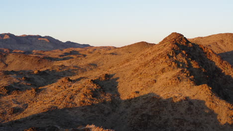 Sonnige-Raue-Hügel-Als-Rote-Wolkenmine,-Arizona,-Usa,-Luftabstieg