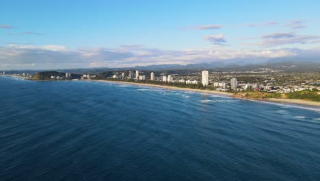 Panorama-De-La-Famosa-Playa-De-Burleigh-Y-Los-Rascacielos-Del-Suburbio-De-Burleigh-Head-En-Australia