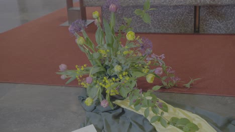 Blumenstrauß-Aus-Gelben-Und-Violetten-Blumen-Auf-Dem-Boden-Vor-Einem-Altar