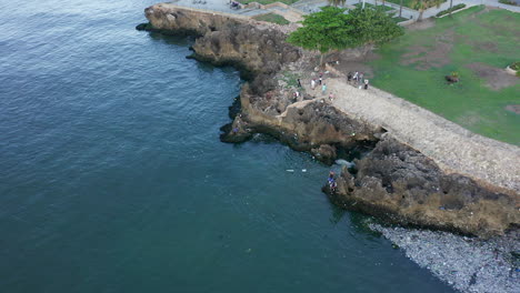 Umweltverschmutzung-An-Der-Felsigen-Küste-Von-Malecon-Bei-Santo-Domingo
