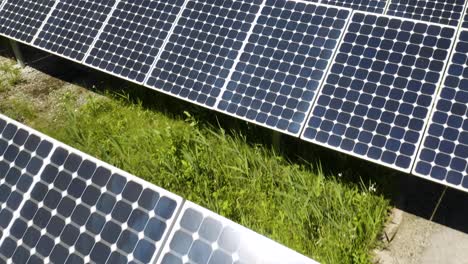 Tiefflug-über-Photovoltaik-Solarzellen,-Die-Saubere-Erneuerbare-Grüne-Energie-Aus-Der-Sonne-Herstellen