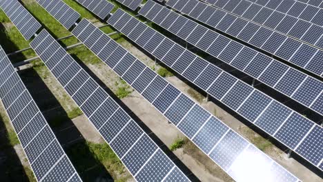 Luftaufnahme-Von-Sonnenkollektoren-In-Einer-Reihe,-Die-Grüne-Erneuerbare-Energie-Produzieren