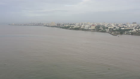 Die-Küste-Von-Santo-Domingo,-Wie-Sie-An-Einem-Nebligen-Tag-Vom-Offenen-Meer-Aus-Gesehen-Wird