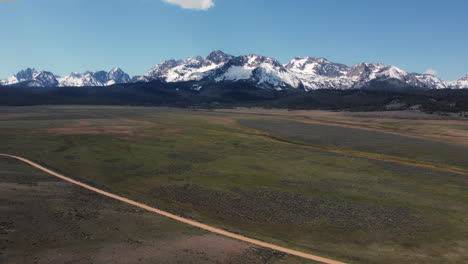 Pan-down-and-dollly-shot-of-the-majestic-Sawtooth-Mountains-in-Idaho