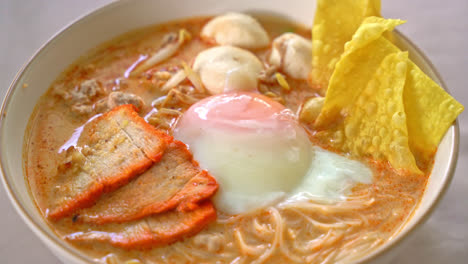 Rice-vermicelli-noodles-with-meatball,-roasted-pork-and-egg-in-spicy-soup---Tom-Yum-Noodles