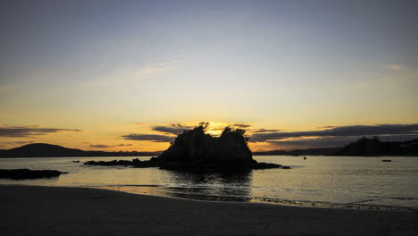 Zeitraffer-Eines-Sonnenuntergangs-An-Einem-Atemberaubenden-Strand-In-Neuseeland
