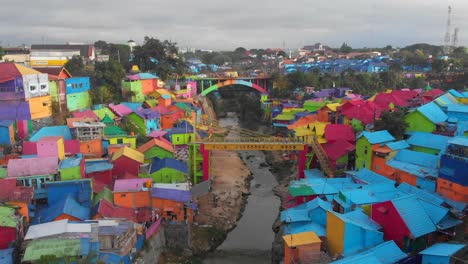Famosa-Atracción-Turística-En-El-Este-De-Java-Barrio-Marginal-Colorido-Con-Colores-Vibrantes