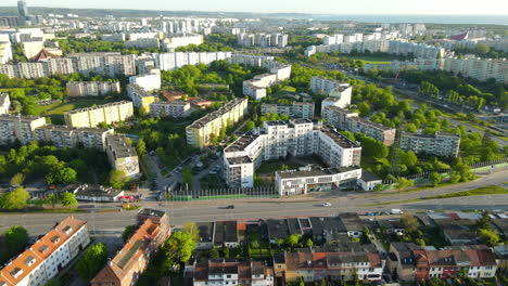 Bloques-De-Apartamentos-En-Zaspa-Con-Vehículos-Circulando-Por-La-Carretera-En-Un-Día-Soleado-En-Gdansk,-Polonia