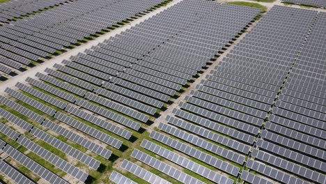 Die-Erstaunliche-Vogelperspektive-Des-Solarkraftwerks-Zeigt-Hunderte-Von-Paneelen,-Die-Saubere-Grüne-Erneuerbare-Energie-Produzieren,-Um-Die-Erde-Zu-Retten