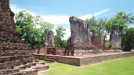Toma-Estática:-Ruinas-Del-Antiguo-Templo-Budista-En-La-Antigua-Ciudad-Histórica-De-Ayutthaya-Tailandia
