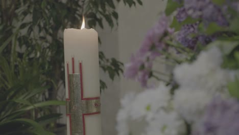 Kerze-Mit-Brennendem-Kreuz