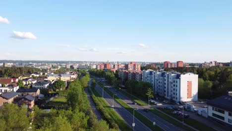 Aufsteigender-Luftschuss-Durch-Die-Bäume-über-Der-Ganzen-Stadt-Vilnius,-Litauen