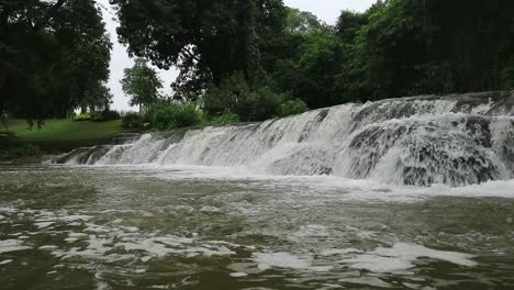 Schnell-Rauschendes-Wildwasser-über-Felsen-Wasserfall-Und-Fluss-In-Thailand