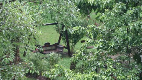 Gezoomte-Aufnahme-Von-Baumblättern,-Die-Nach-Einem-Regensturm-In-Thailand-Von-Regentropfen-Triefen