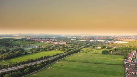 Drohnenansicht-Der-Kleinen-Stadt-Hemingfield-Mit-Grünen-Farmen-In-Barnsley,-Großbritannien