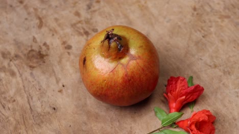 Reife-Granatapfelfrucht-Auf-Hölzernem-Weinlesehintergrund