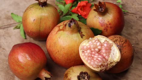 Rubinrote-Granatapfelkörner-In-Einer-Holzschale-Auf-Einem-Rustikalen-Tisch