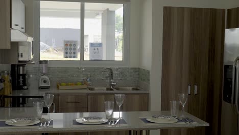 Küche-Am-Fenster-Mit-Mikrowelle-Wasserhahn-Gläser-Tassen-Teller
