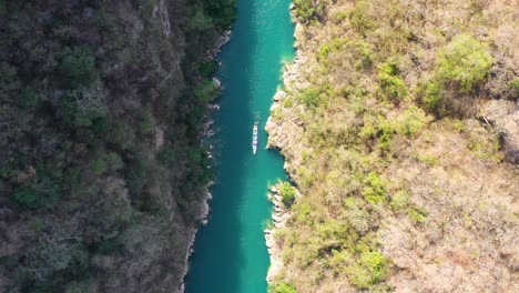 Luftaufnahme-über-Dem-Bergfluss-In-Tamasopo-San-Luis-Potosi-Mexiko