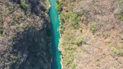 Drohnenansicht-über-Dem-Bergfluss-In-Tamasopo-San-Luis-Potosi-Mexiko