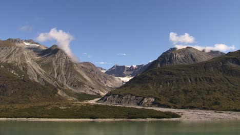 Reste-Eines-Einst-Großen-Gletschers-Zwischen-Den-Bergen-Alaskas