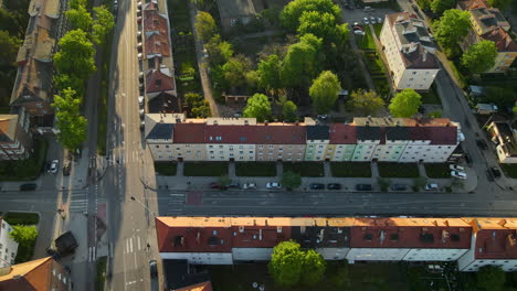 Luftseitenflug-über-Straßenkreuzung-In-Einem-Wohngebiet-Von-Danzig,-Polen,-Private-Straßenparkplätze-In-Der-Nähe-Des-Gebäudes,-Ansicht-Von-Oben-Nach-Unten