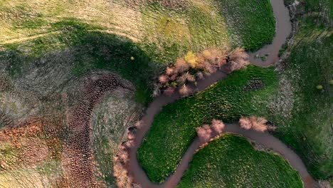 Luftaufnahme-Des-Gewundenen-Flusses-In-Malerischer-Landschaft-Bei-Sonnenaufgang,-Wunderschönes-Weltziel