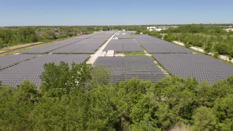 Luftbild-Großes-Solarkraftwerk-Zur-Erzeugung-Grüner-Erneuerbarer-Elektrischer-Energie