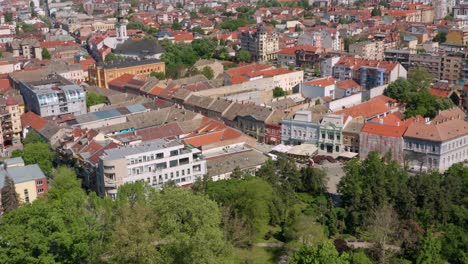 Aerial-shot-over-Danube-Park-gently-heading-toward-Saint-George's-Cathedral-in-Novi-Sad,-Serbia