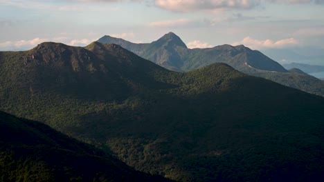 Erstaunliche-Ansicht-Der-Natürlichen-Landschaft,-Des-Hohen-Inselreservoirs,-Ansicht-Des-Scharfen-Gipfels,-Der-Landschaft-Und-Der-Wanderroute-In-Sai-Kung,-Hong-Kong