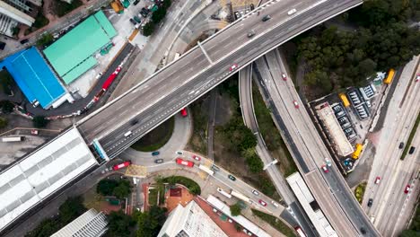 Der-Aufsteigende-Drohnenschuss-Zeigt-Eine-Spektakuläre-Hochstraße-Und-Konvergenz-Von-Straßen,-Brücken,-Viadukten-In-Der-Stadt-Während-Des-Tages,-Transport--Und-Infrastrukturentwicklung-Im-Stadtgebiet