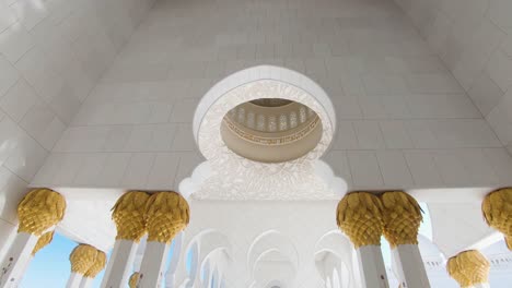 Panorámica-Descendente-Lenta-Que-Representa-La-Galería-Dentro-De-La-Mezquita-Sheikh-Zayed