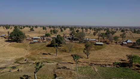 Bauerndorf-In-Afrika-Während-Eines-Dürrejahres-In-Der-Trockenzeit---Luftaufnahme-Der-Trockenen-Landschaft