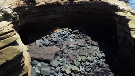 Cuevas-De-Acantilados-Al-Atardecer-En-San-Diego,-Vista-Aérea-De-Drones-En-órbita