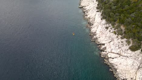 Einsames-Kajak-Vor-Blauem-Höhlenstrand,-Insel-Cres,-Kroatien