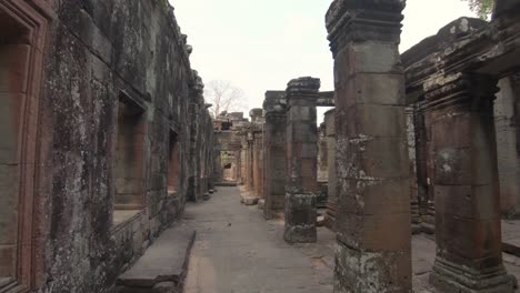 Spaziergang-Durch-Die-Galerien-Eines-Vergessenen-Tempels-In-Angkor-Wat