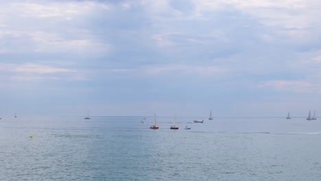 Jetski-überquert-Von-Links-Nach-Rechts-Das-Meer-Mit-Mehreren-Segelbooten-Im-Hintergrund