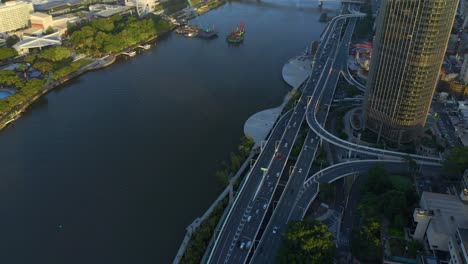Top-down-ansicht-Des-Brisbane-Riverside-Expressway-Während-Der-Morgendlichen-Pendelfahrt,-Qld-Australien