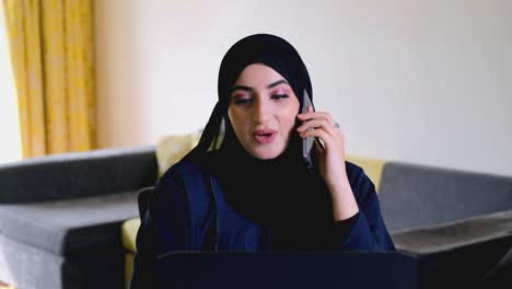 Frau-In-Abaya-Hijab,-Die-Mit-Einem-Handygerät-Durch-Einen-Telefonanruf-Spricht