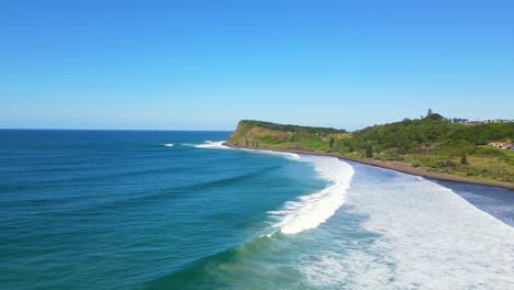 Turquoise-Water-At-Lennox-Head-Mainland-In-New-South-Wales,-Australia-Under-Clear-Blue-Sky