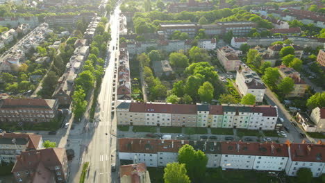 Panorama-De-Edificios-Con-árboles-Verdes-En-Un-Día-Soleado-Con-Calle-Vacía-Durante-La-Pandemia-En-Gdansk,-Polonia