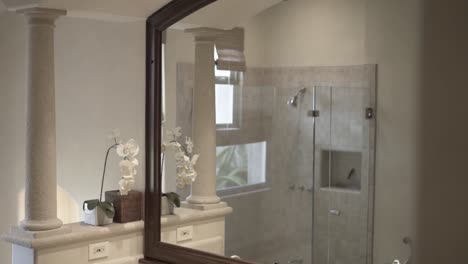modern-bathroom-with-mirrored-sink