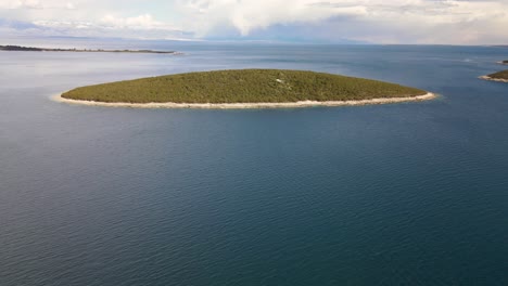 Unbewohnte-Insel-Und-Ruhiges-Meerwasser