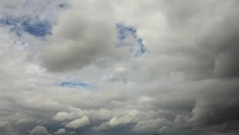 Sich-Schnell-Bewegende-Regenwolken-Mit-Blauen-Himmelsflecken,-Die-In-Einer-Detaillierten-Texturansicht-In-Filmischer-Nahaufnahme-Durchkommen