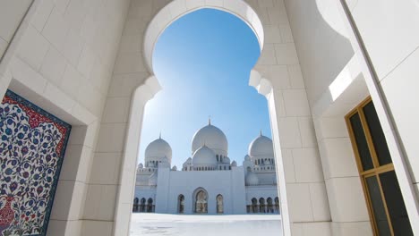 Sheikh-Zayed-Grand-Mosque-in-Abu-Dhabi,-United-Arab-Emirates